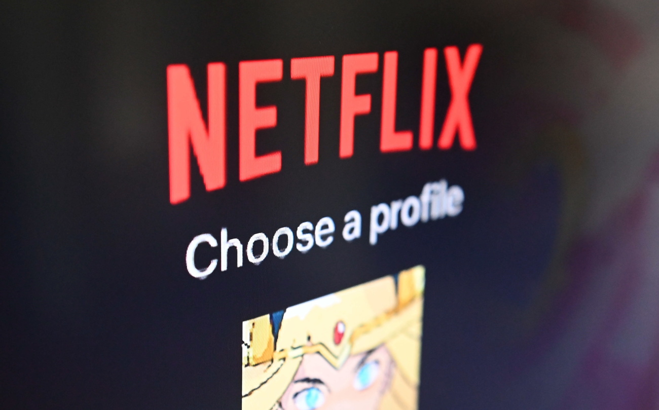 schermo con scritta netflix