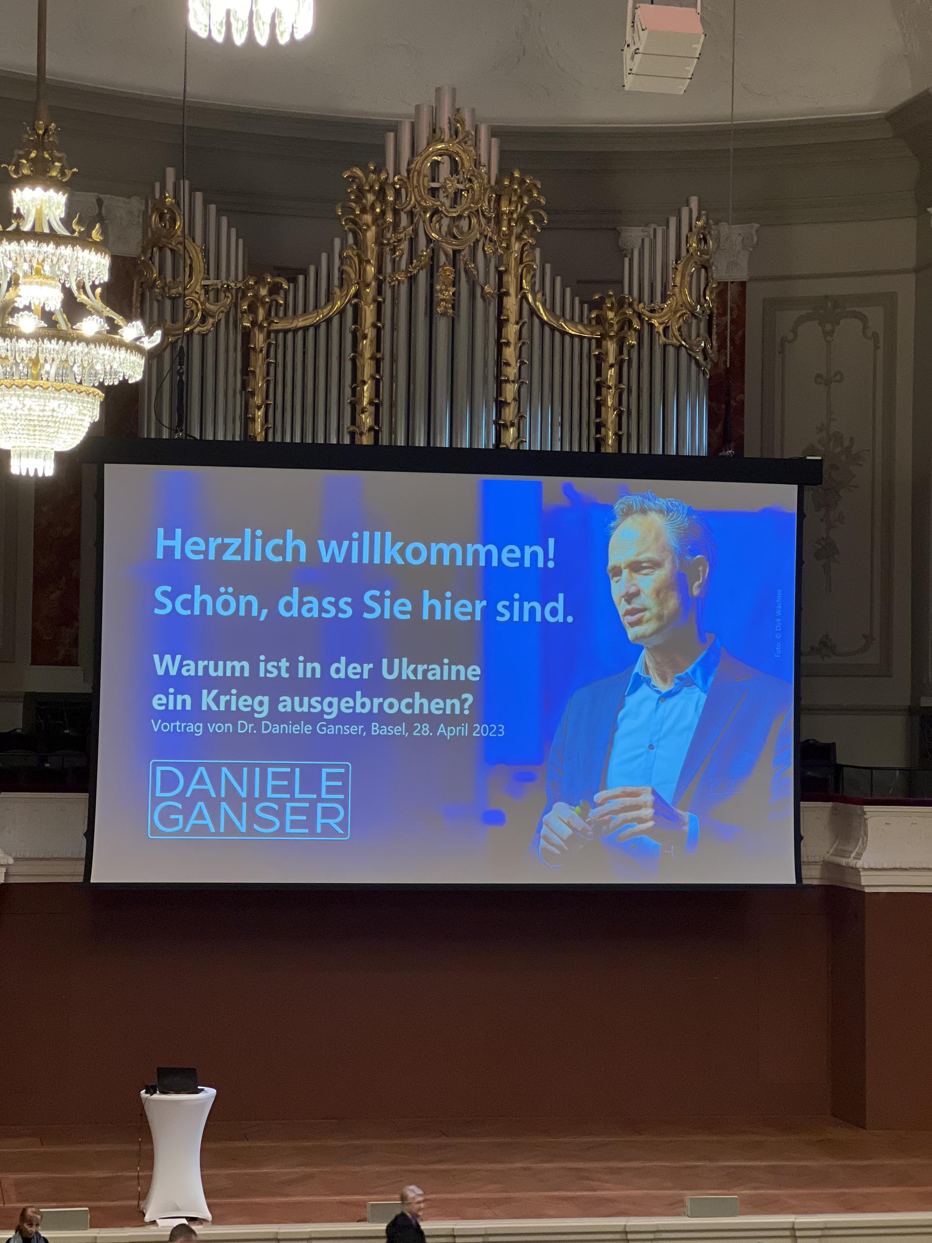 Auf der Leinwand begrüsst Daniele Ganser zu seinem Vortrag.