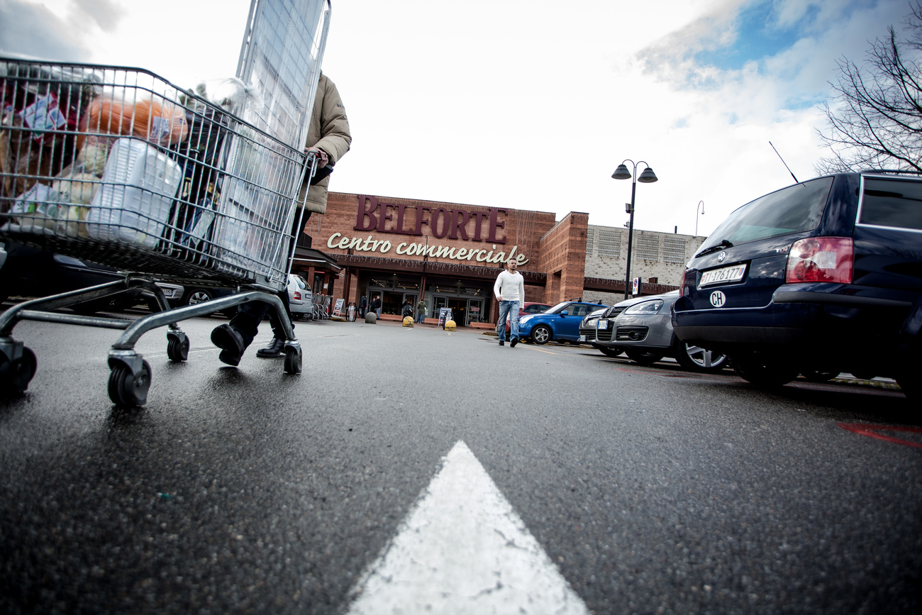 Il centro commerciale Belforte a Varese con sulla destra una auto targata Ticino.