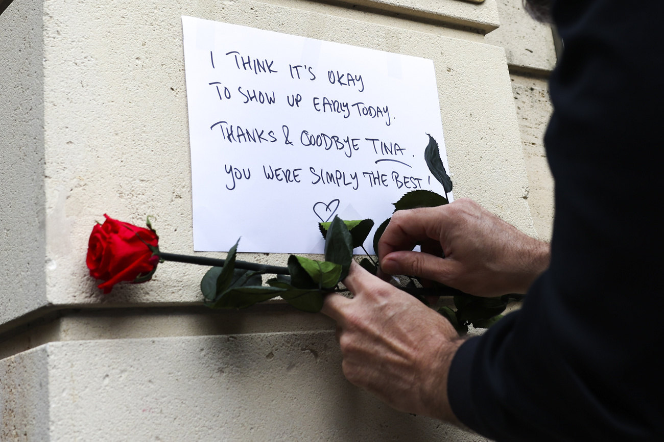 UN biglietto scritto a mano messo sul muro di cinta con scritto you were simply the best.