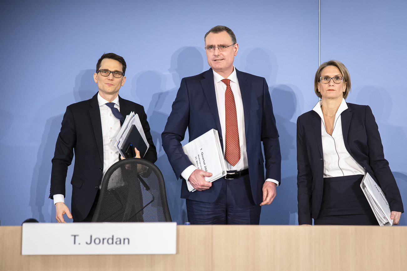 瑞士國家銀行的行長馬丁·施萊格爾、托馬斯·喬丹(正職)與安德里婭·麥席勒共同制定貨幣決策。