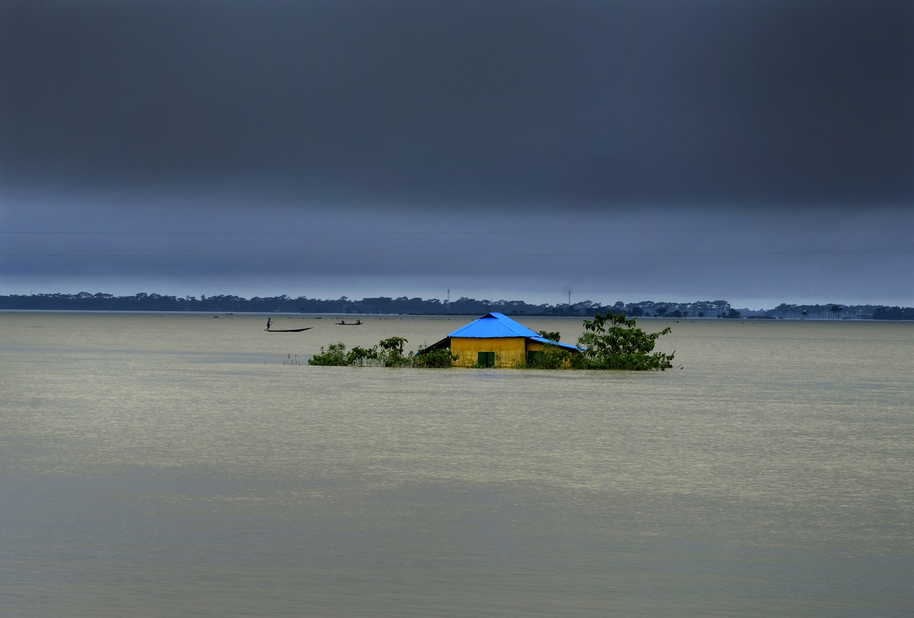 Una casa completamente sommersa dall acqua.