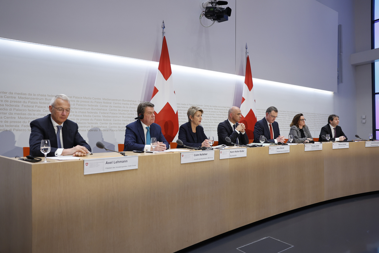 Autorità federali e membri della direzione di UBS e Credit Suiise durante la conferenza stampa