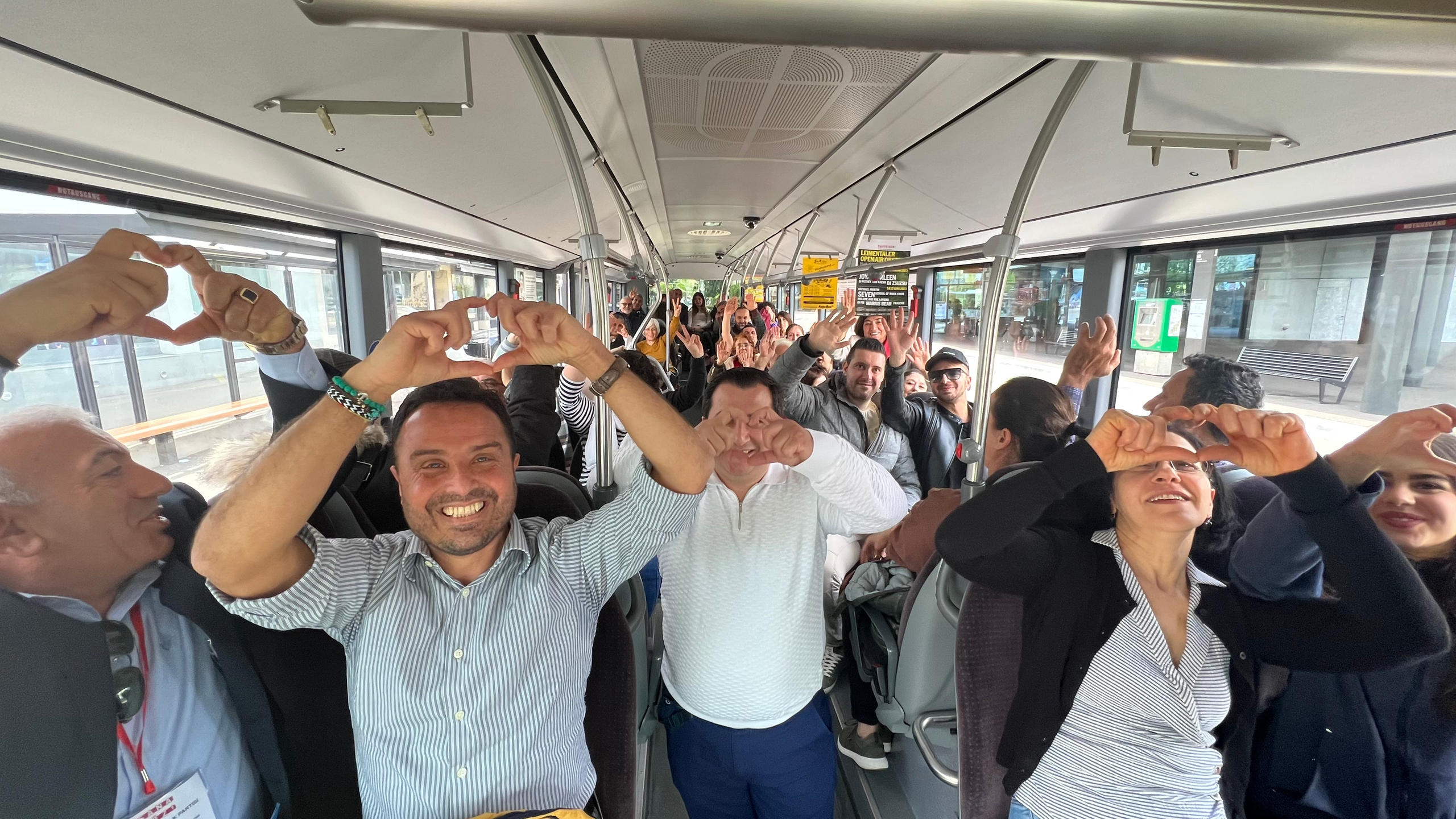 トルコ人有権者を乗せたバスはスイス全土からチューリヒ、ベルン、ジュネーブの投票所へと向かう