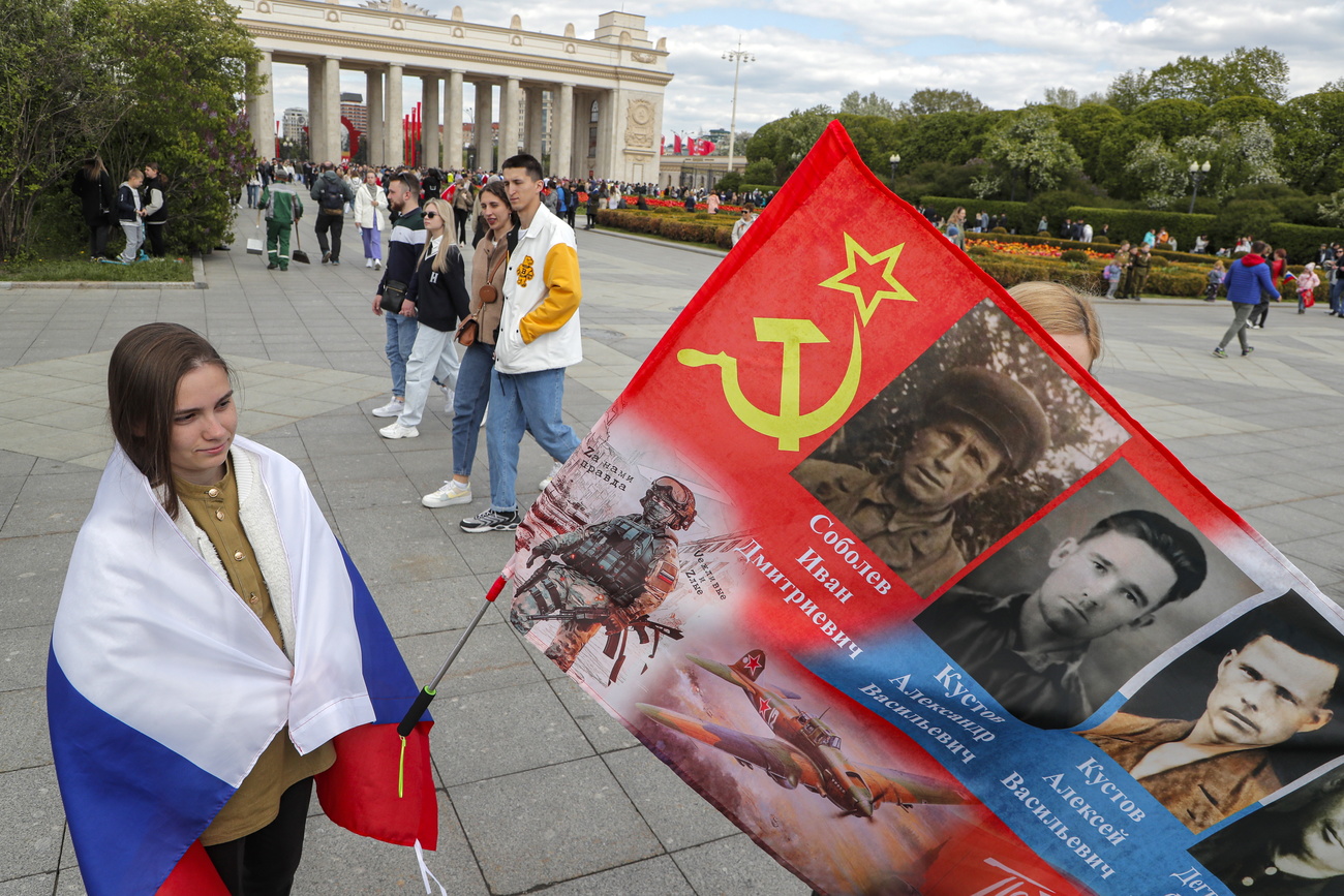 Frau mit einer kommunistischen Flagge