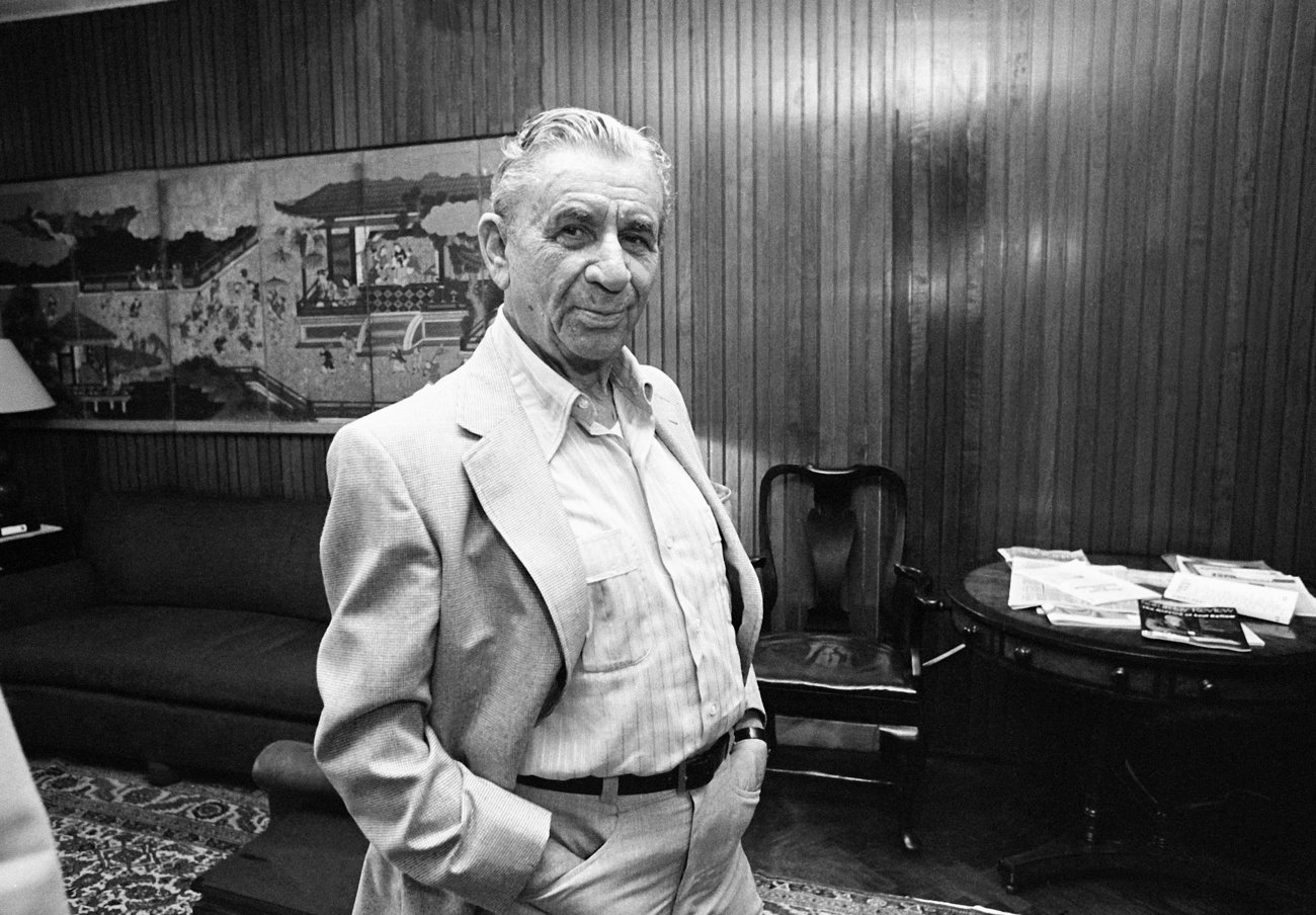 Meyer Lansky schaut in die Kamera