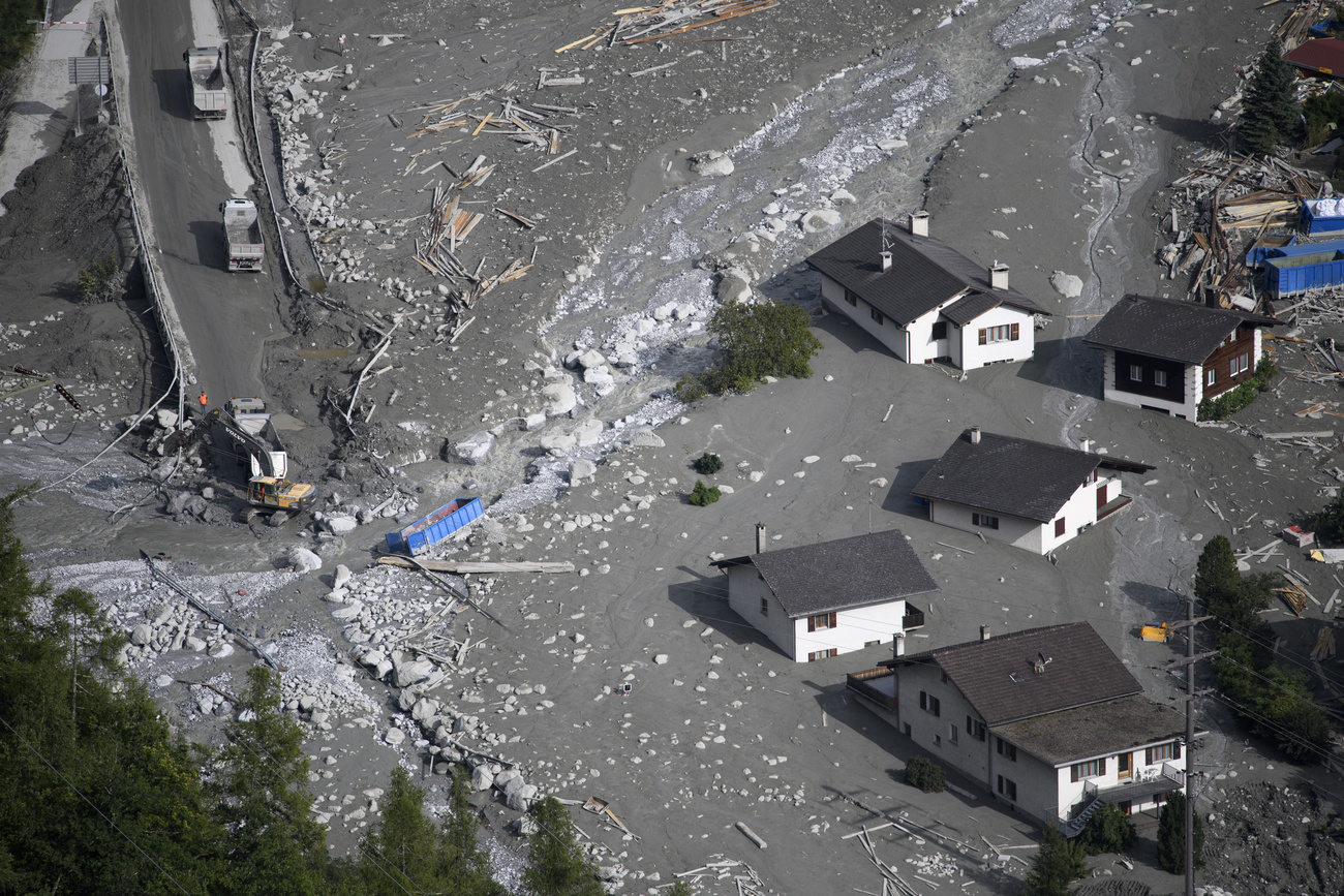 villaggio sepolto da fango e rocce