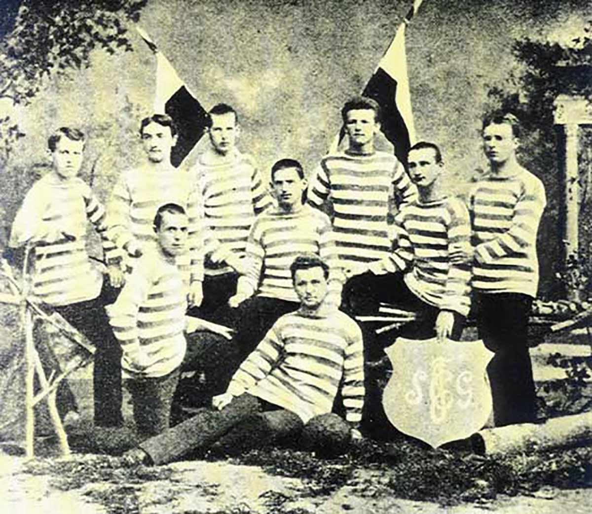foto di una squadra di calcio in posa nel 1881
