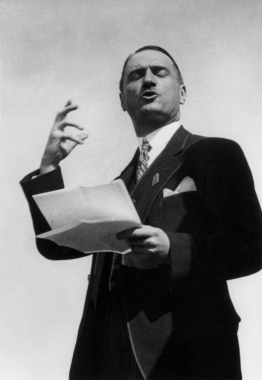 Foto en blanco y negro con un hombre dando una charla