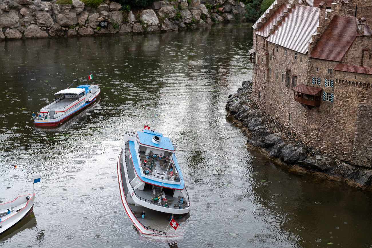 beschädigtes Schiff im Freizeitpark Swissminiatur