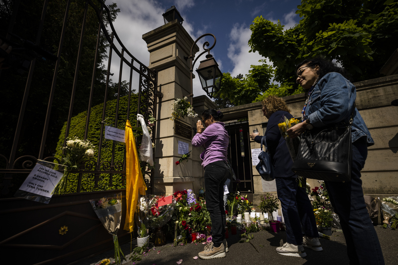 Fans gather outside the gates of Tina Turner s Swiss home