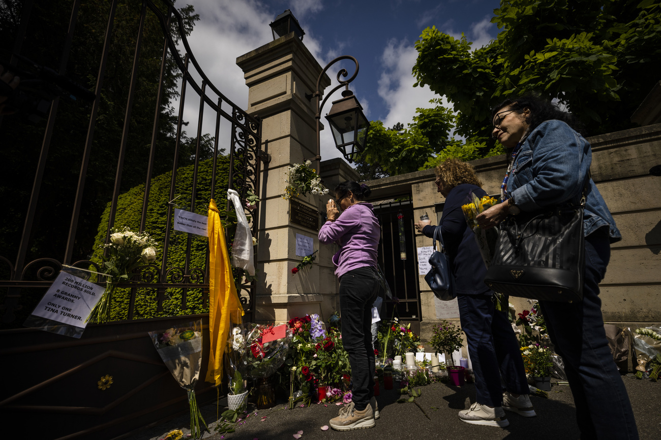 Fãs se reúnem do lado de fora dos portões da casa suíça de Tina Turner