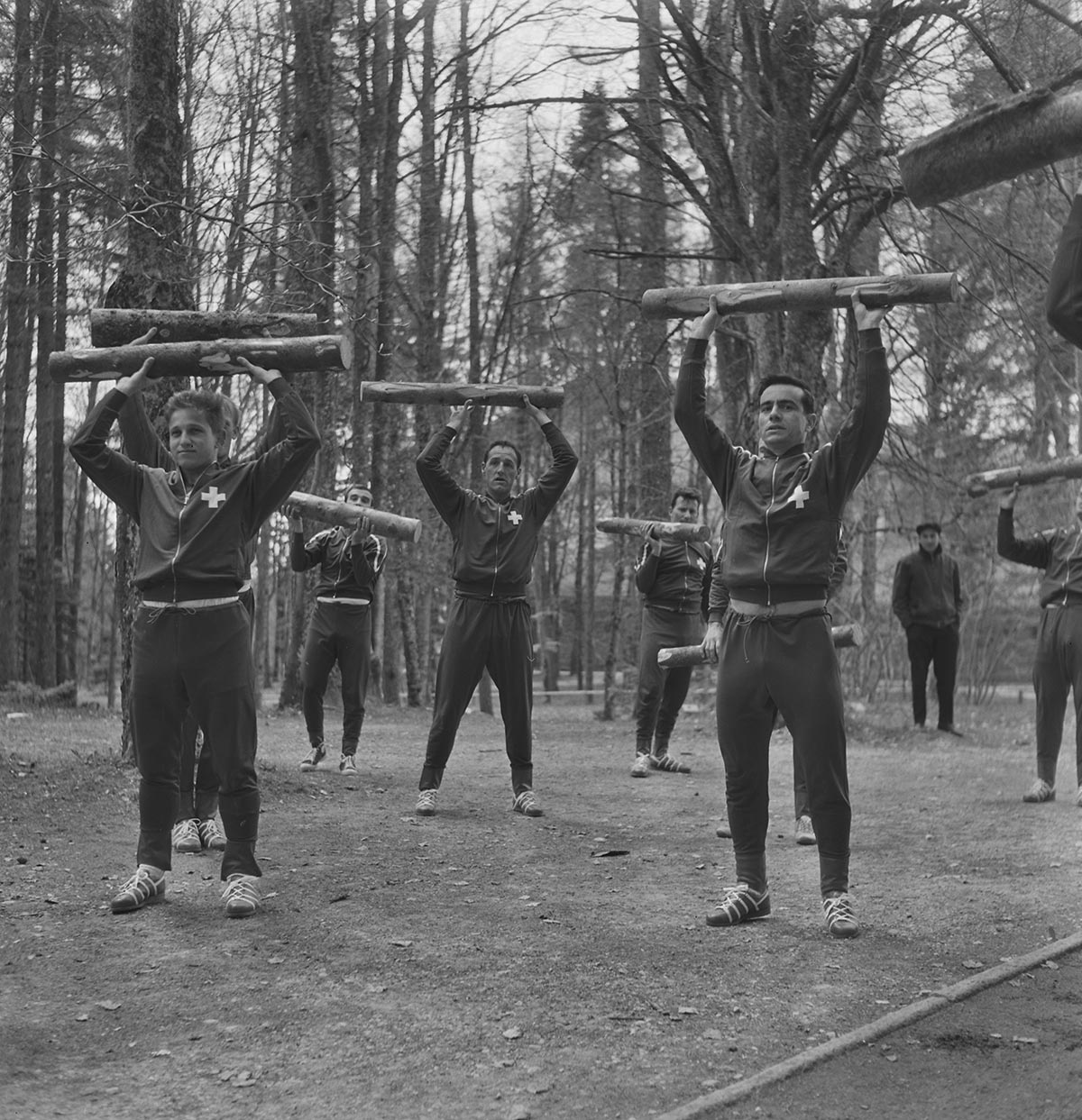 森の中で体力づくりするスイスサッカーチーム（1960年頃）