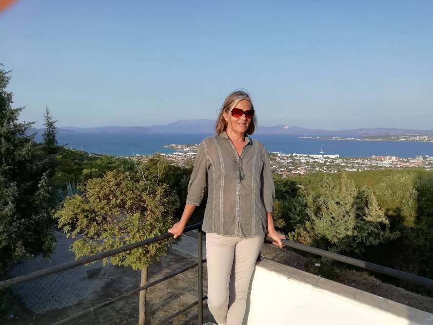 Helen Freiermuth (65) lives with her husband in Çeşme (Turkey). Here she stands on a balcony with the ocean behind her.