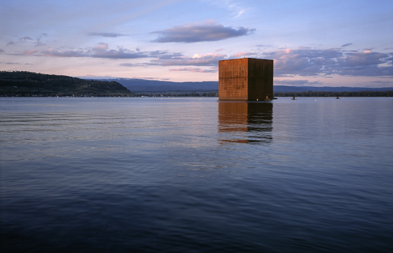 cubo di color ruggine su un lago