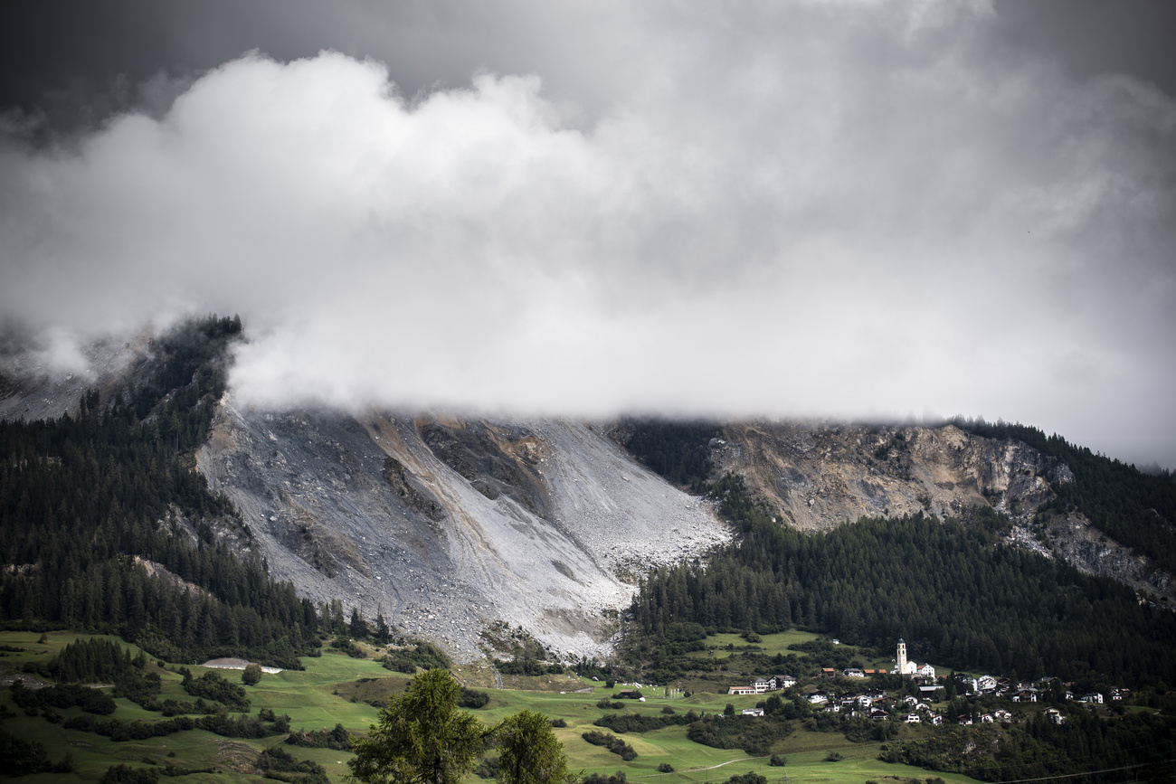 nuvole su una montagna che frana