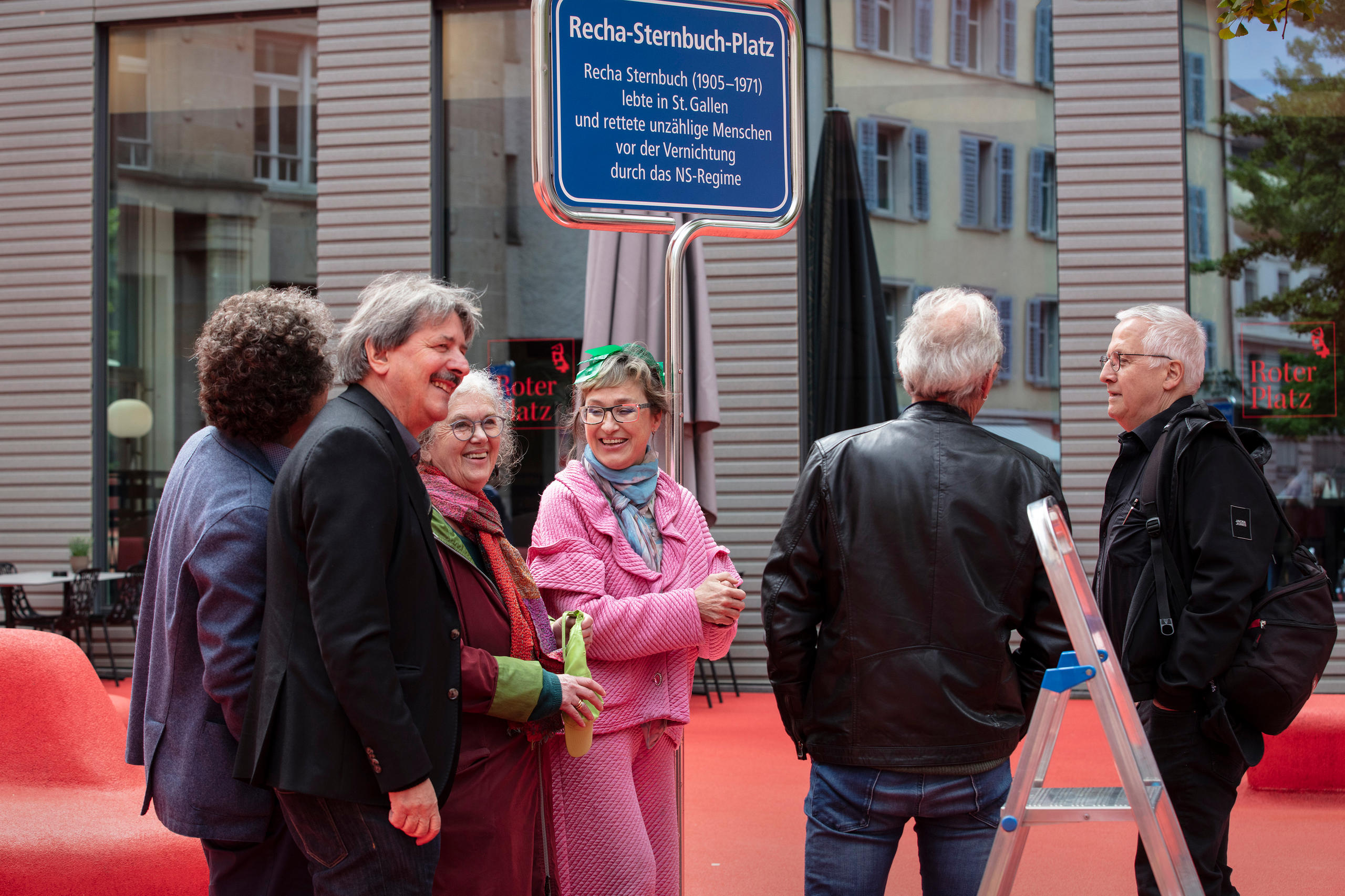 臨時新路牌完成了，發起活動的主要人物站在路牌下，從左到右：Hanno Loewy、Paul Rechsteiner、Batja P. Guggenheim-Ami、Pipilotti Rist、Hans Fässler和Stefan Keller。
