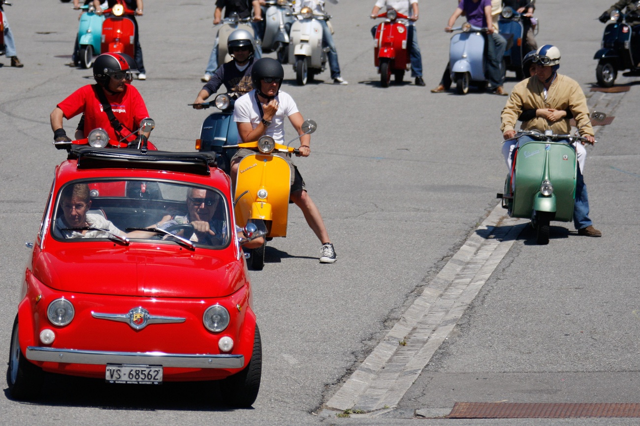 fiat 500 e persone su scooter