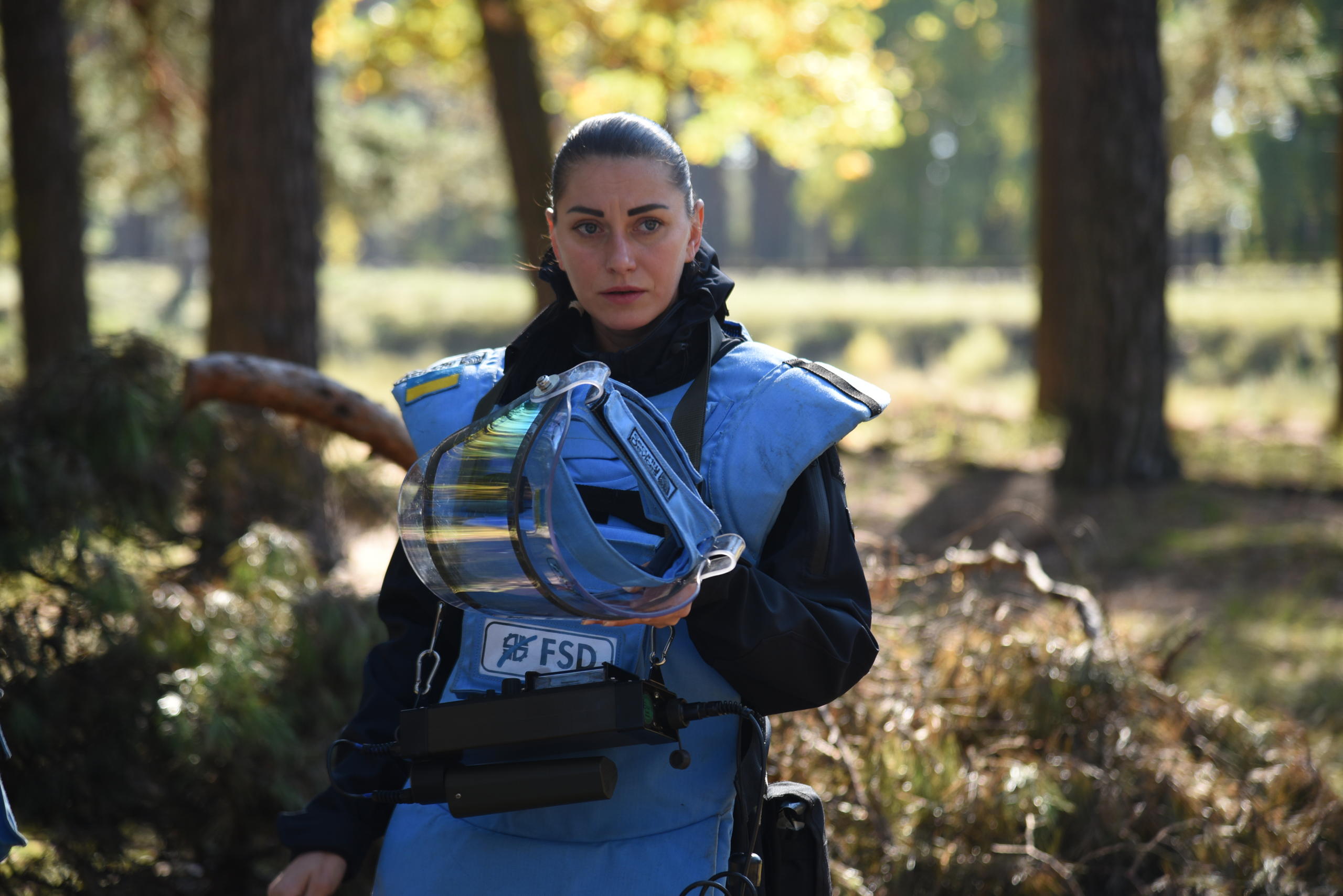 Donna con equipaggiamento da sminatrice