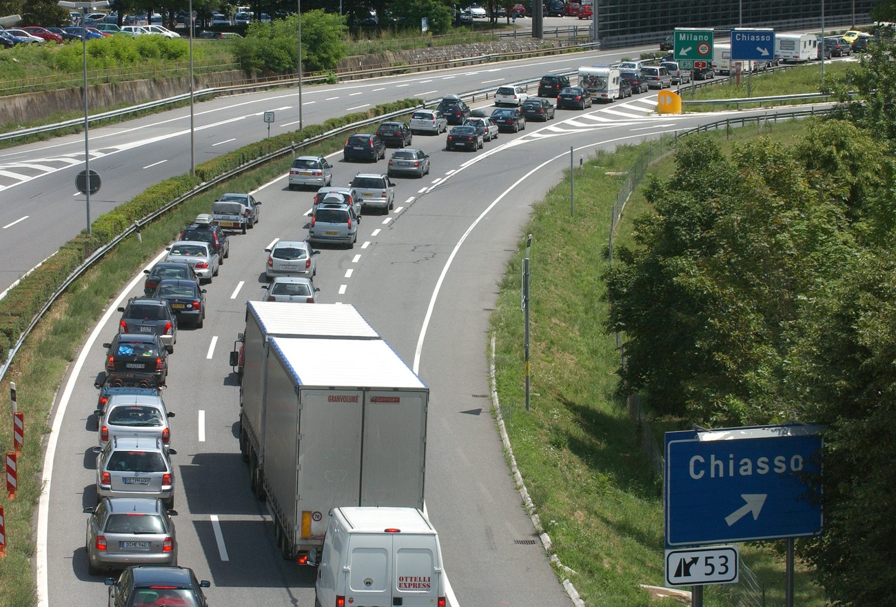 Coda in autostrada al valico doganale di Chiasso-Brogeda.