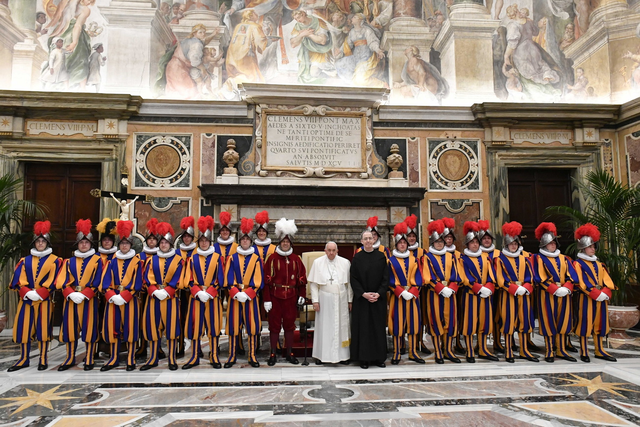 Papa Francesco con le nuove guardie svizzere