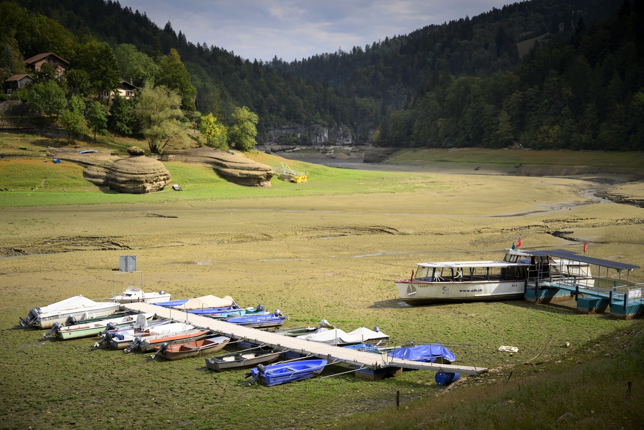 barche in secca in un lago prosciugato