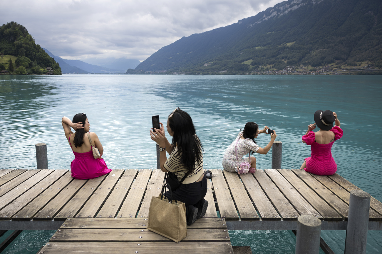 persone su un pontile con telefono in mano