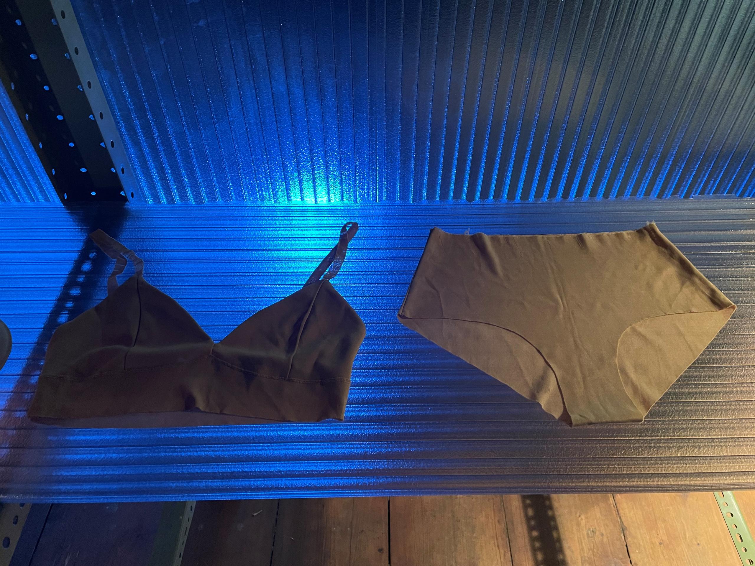 Eine Unterhose und ein Büstenhalter aus recykliertem Stoff