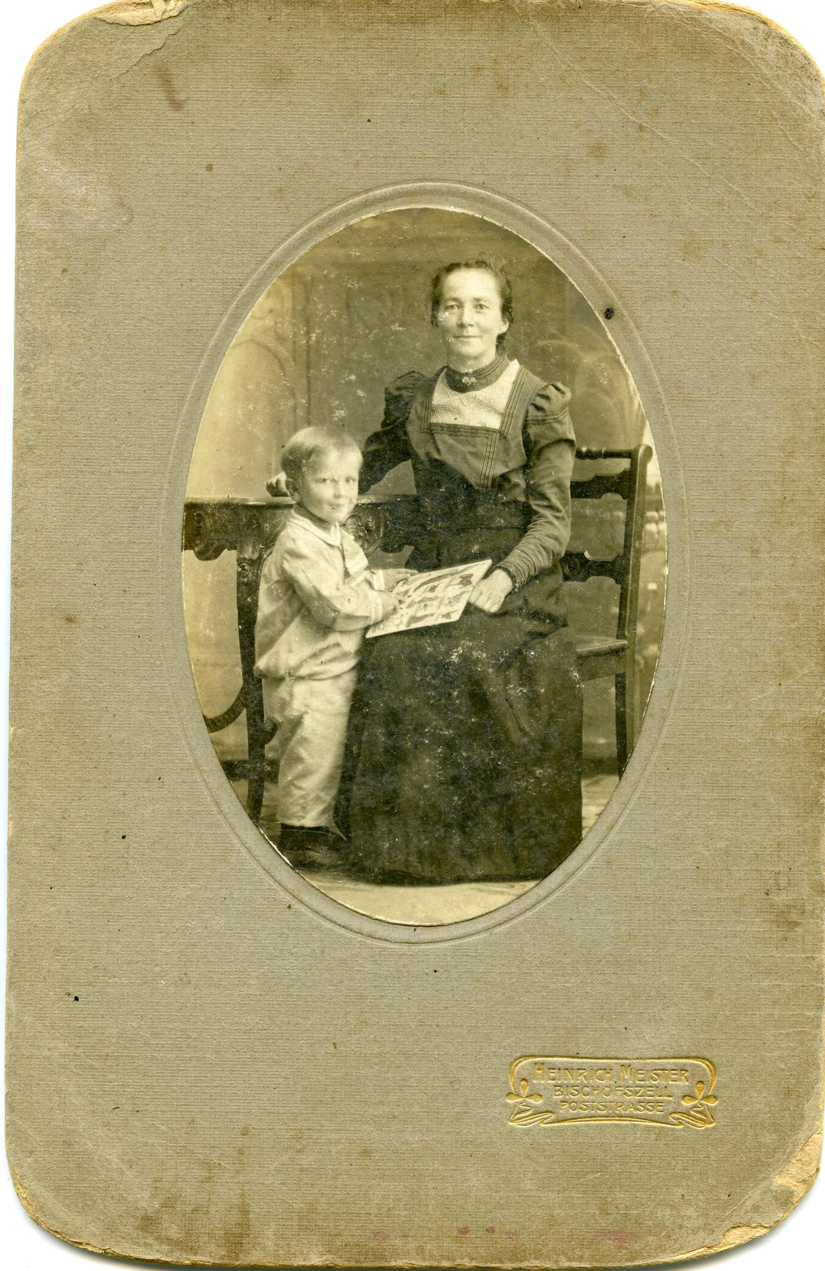 Élise Wollensack和她的兒子Hans，約1918年。