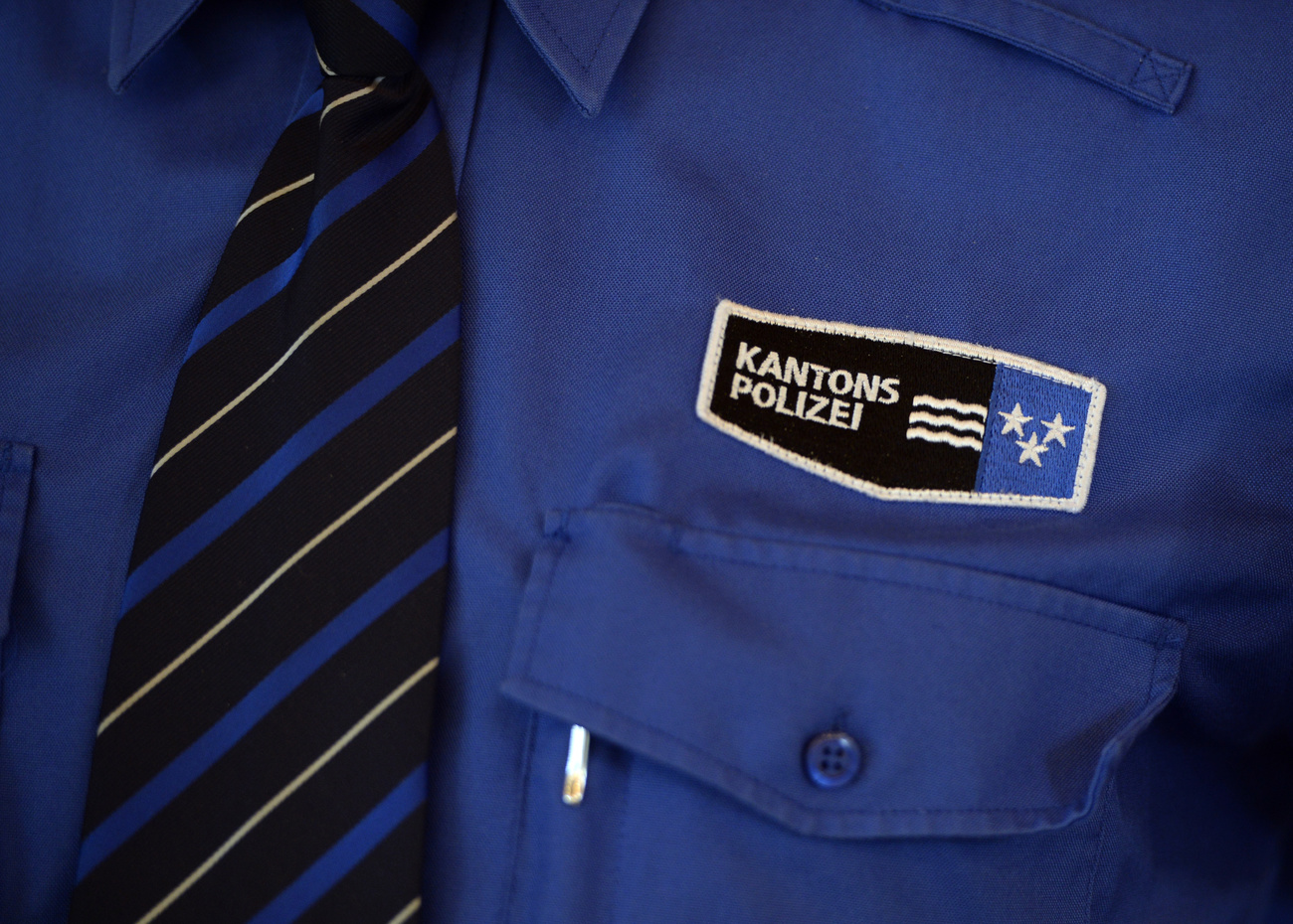 Une chemise avec le logo de la police arfgovienne