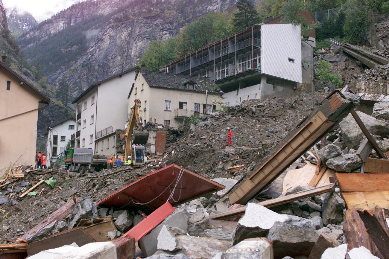 Rettungs- und Aufräumarbeiten im zerstörten Dorf Gondo im Jahr 2000.