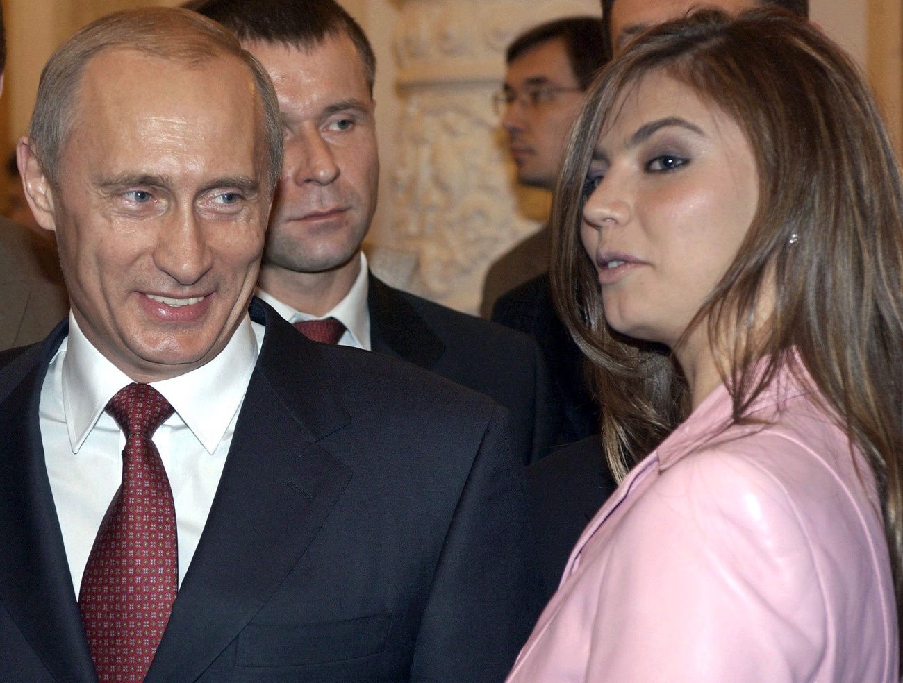 Wladimir Putin und Alina Kabajewa gehen aneinander vorbei.