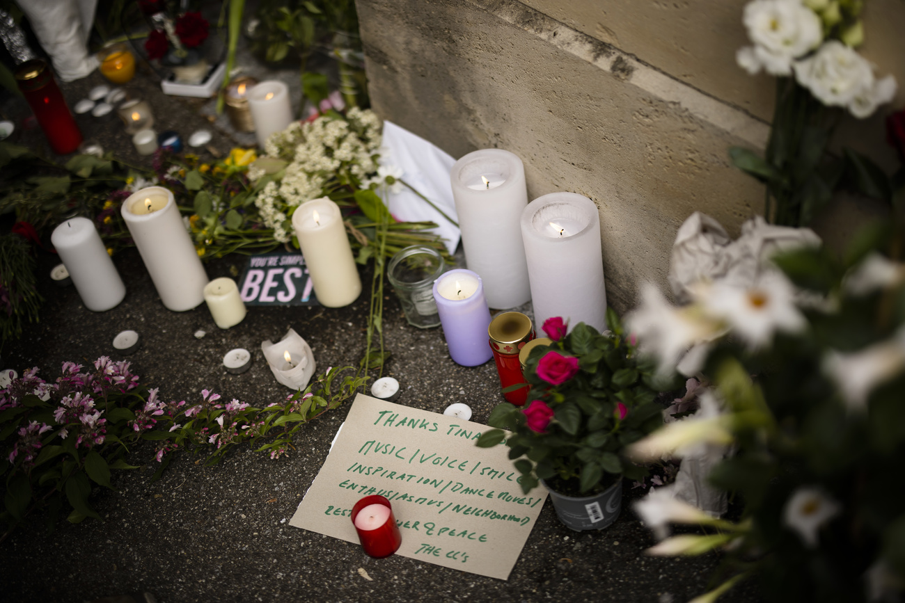 Velas e flores colocadas do lado de fora da casa suíça da falecida cantora Tina Turner