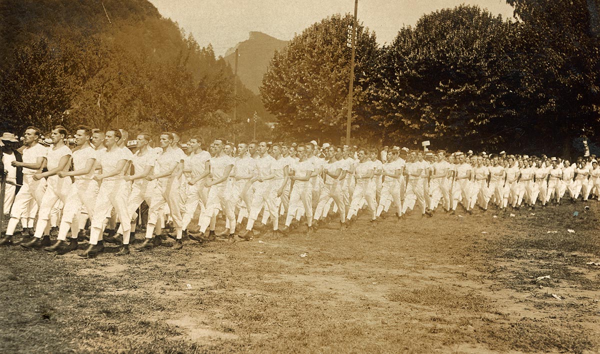 オルテンで行われたソロトゥルン州の体操大会では、一糸乱れぬ行進が披露された（1921年）