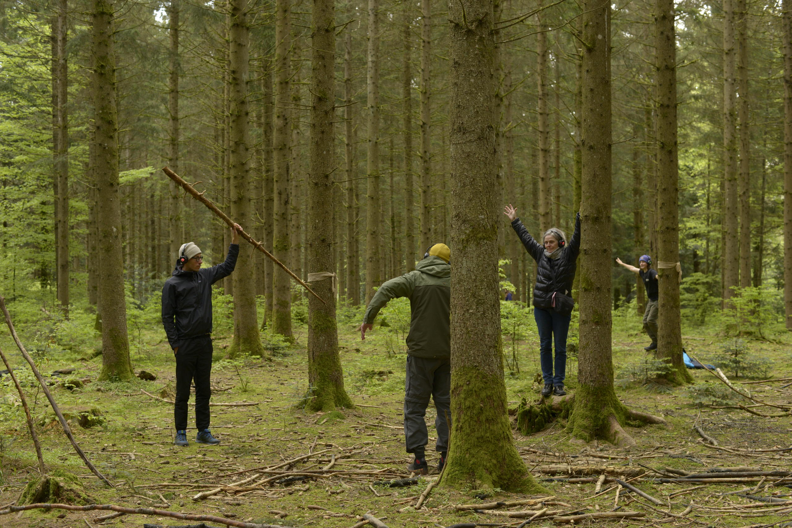 Schauspielerinnen und Schauspieler bei der Arbeit in einer ungewöhnlichen Kulisse, dem grössten Wald des Schweizer Tieflandes.