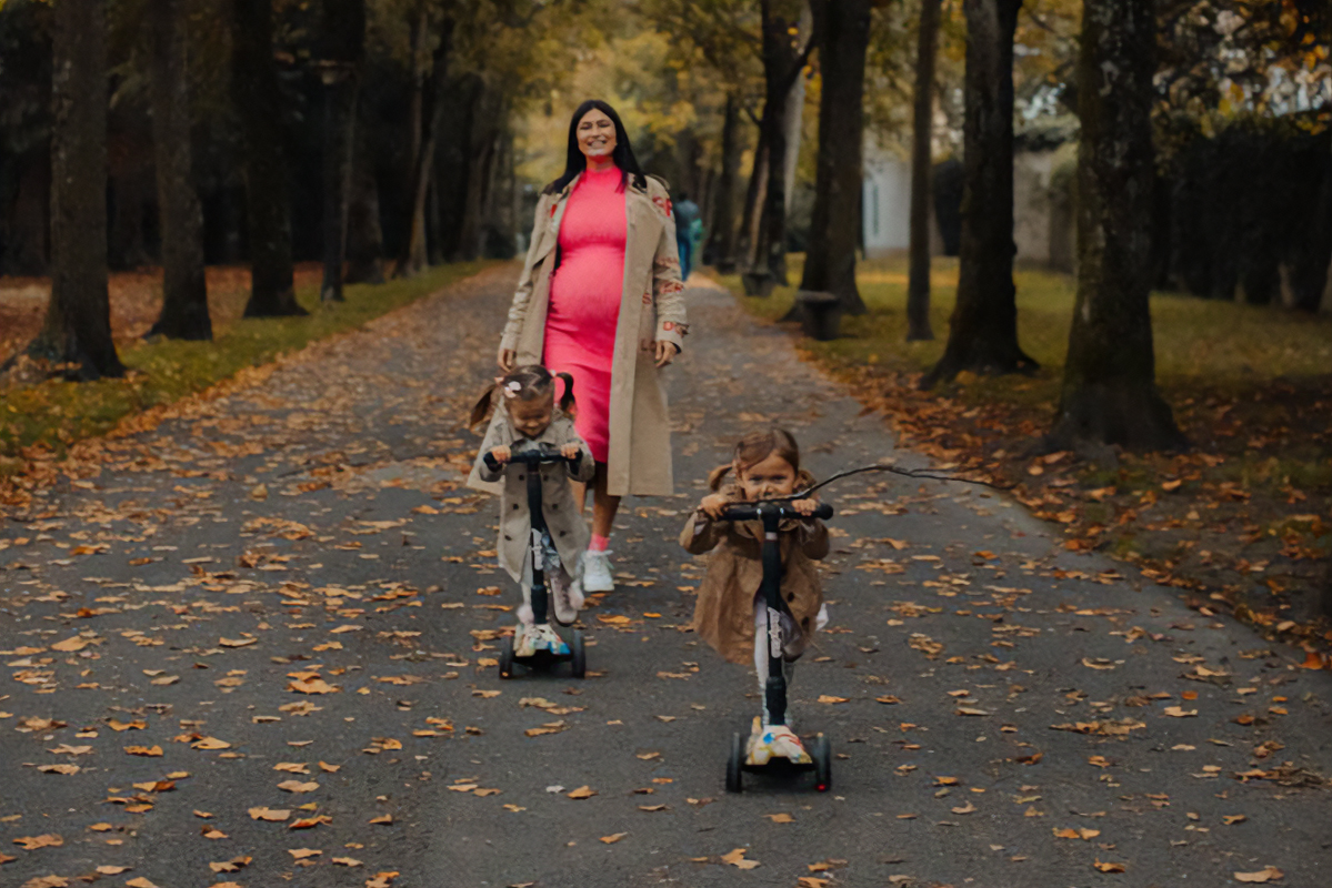 Une femme dans un parc avec deux de ses enfants