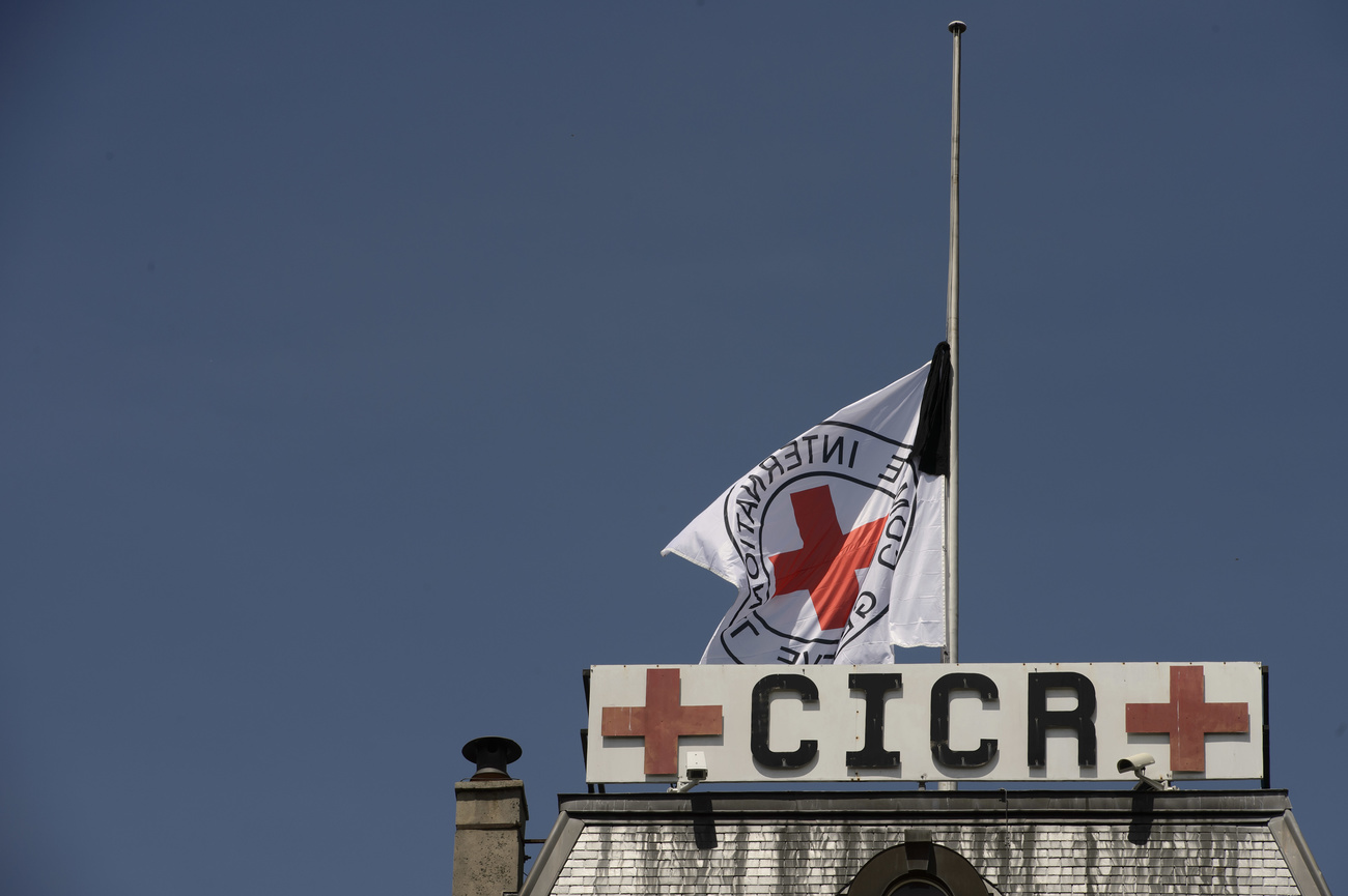 La bandiera del CICR sulla sede principale a Ginevra.