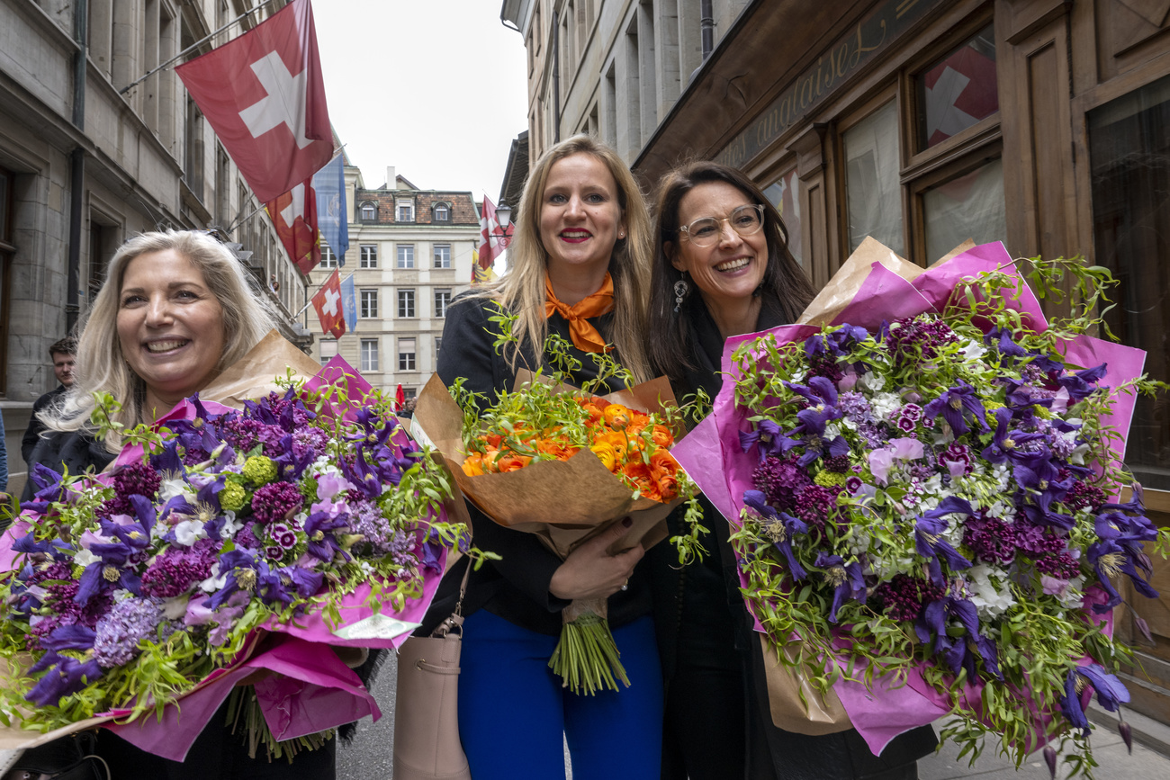 drei gewählte Frauen mit Blumen