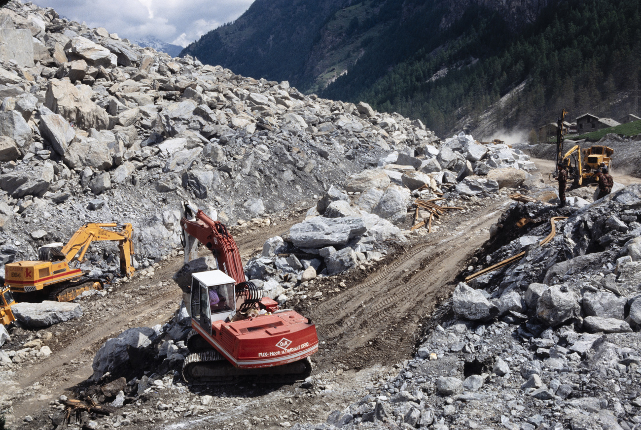 ruspe all opera su un terreno ricoperto da grossi massi