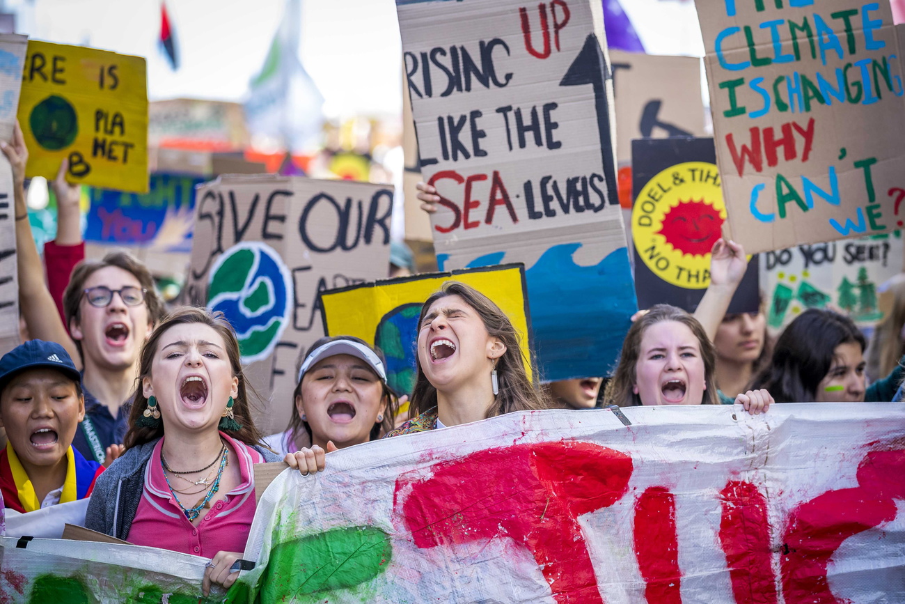 manifestanti per il clima urlano