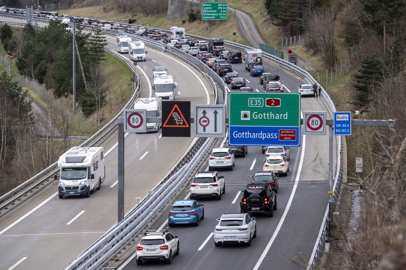 Traffico alla galleria del San Gottardo.