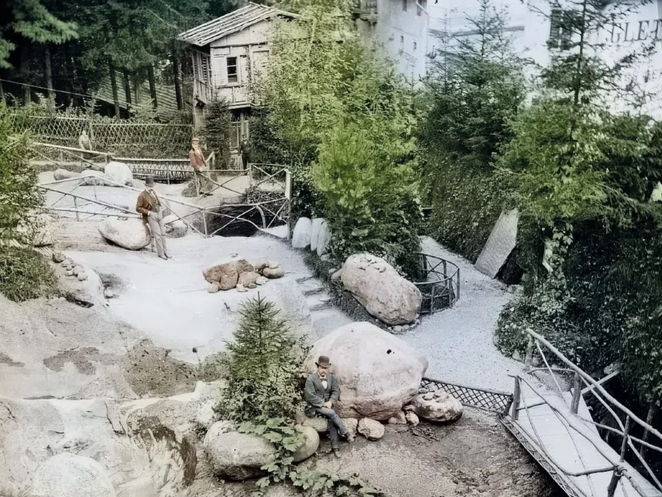 Gut ausgebauter Weg zwischen Gletschersteinen und Holzhaus