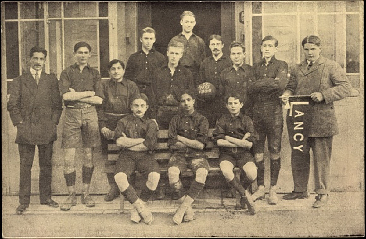 Foto antigua de jugadores de fútbol en traje