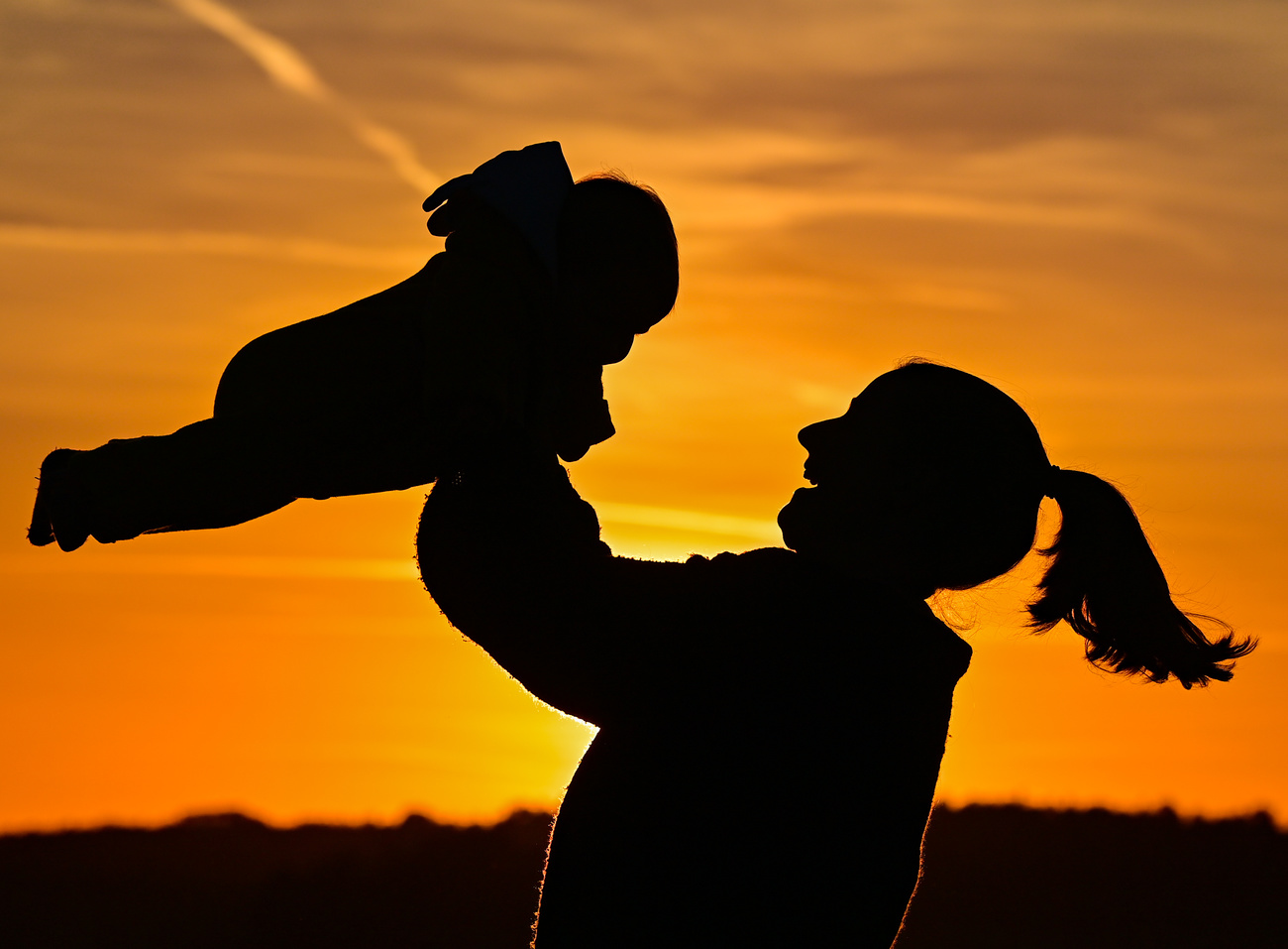 Frau mit Baby in der Abendsonne