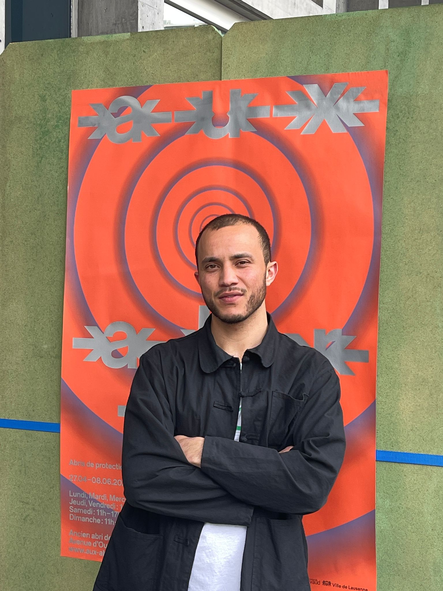 Iskander Guetta davanti al manifesto della mostra