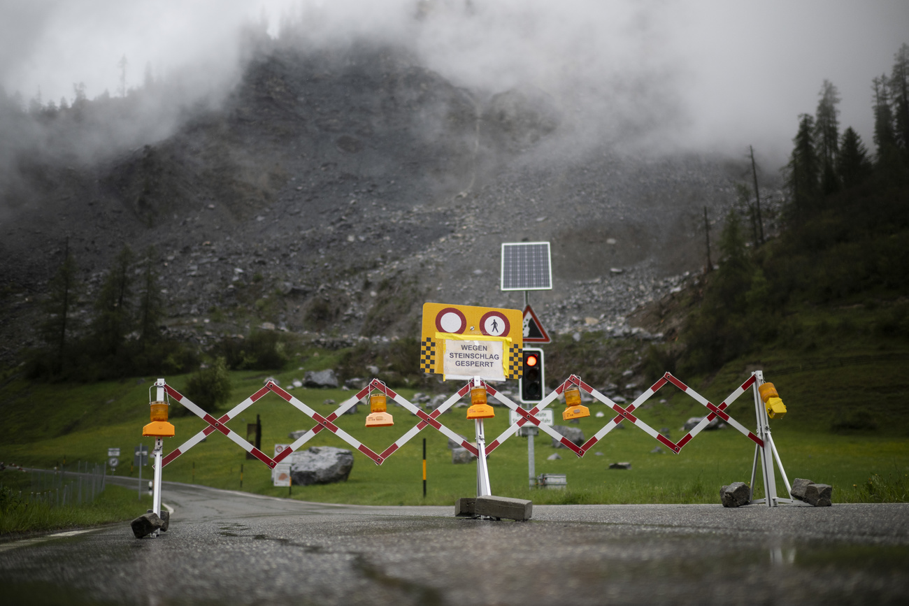 La strada per il paese è ormai sbarrata.