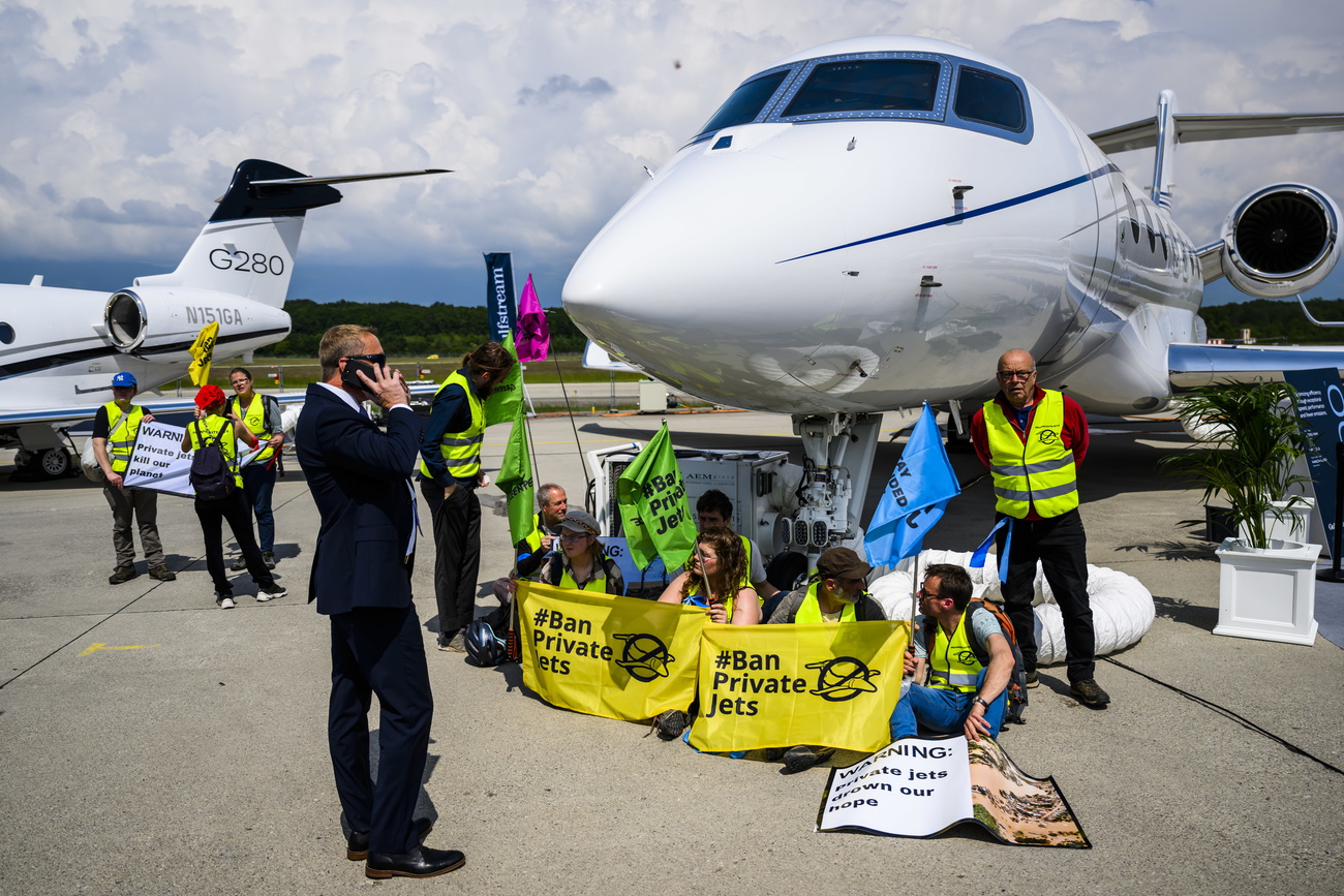 Protesta contro i jet privati all aeroporto di Ginevra.
