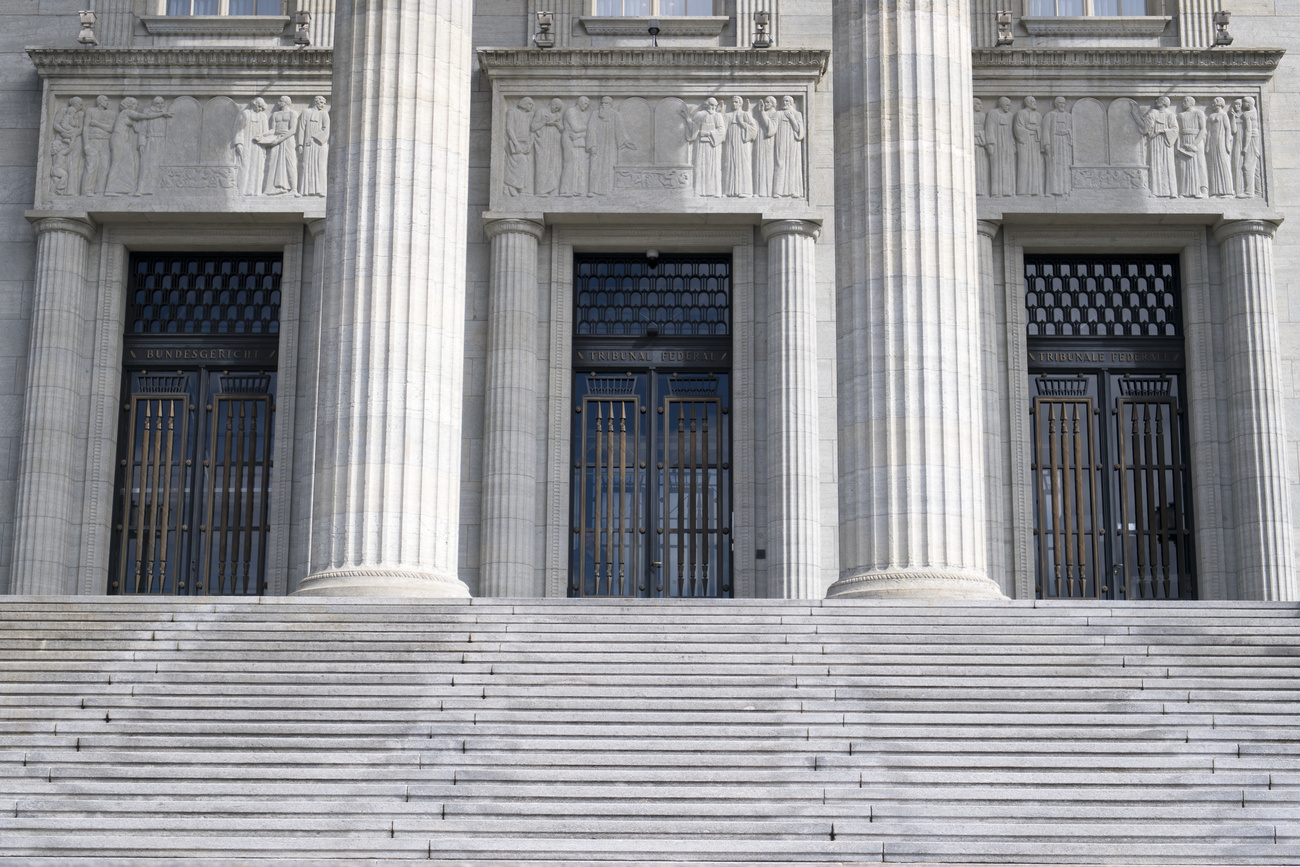 Dramma umano sulla scalinata del Tribunale federale.