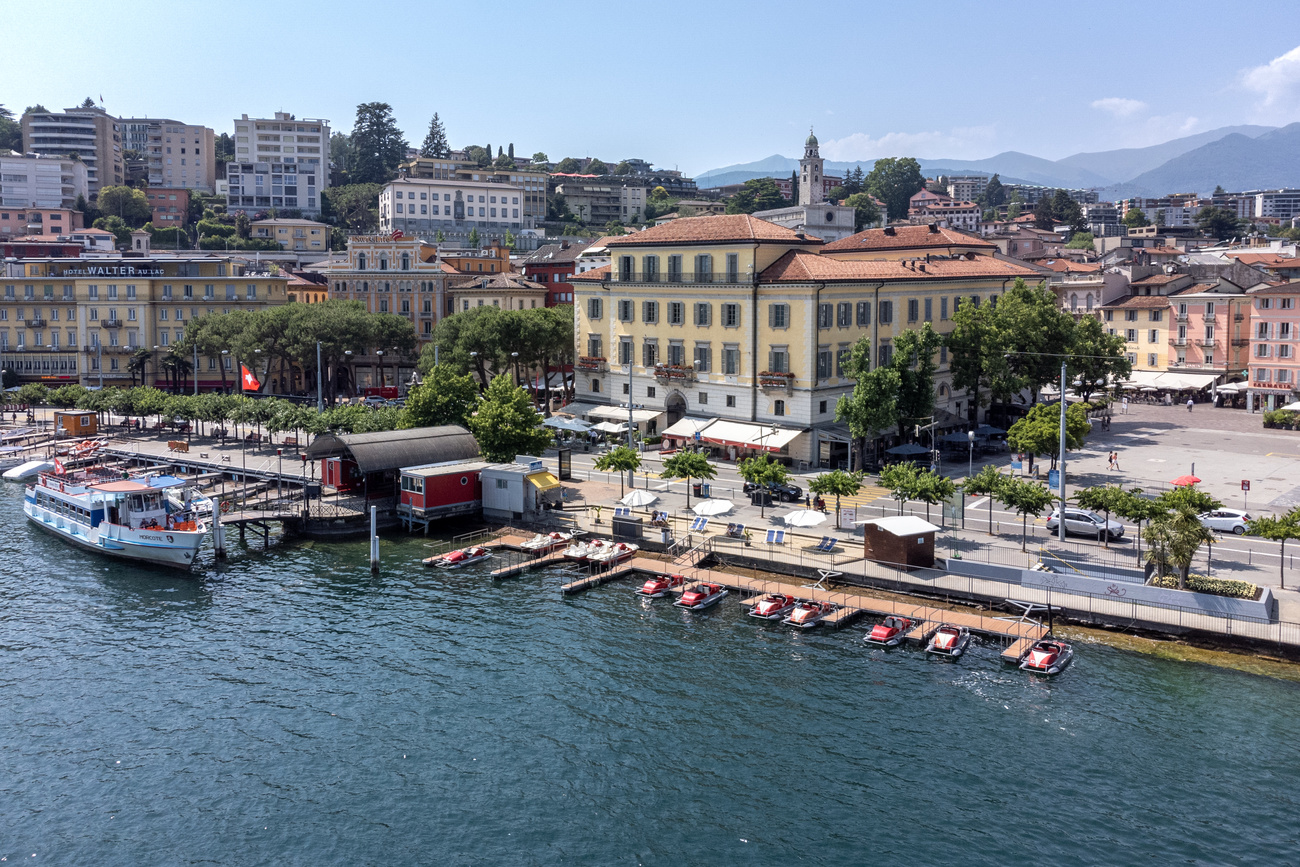 Il palazzo municipale di Lugano visto dal lago.