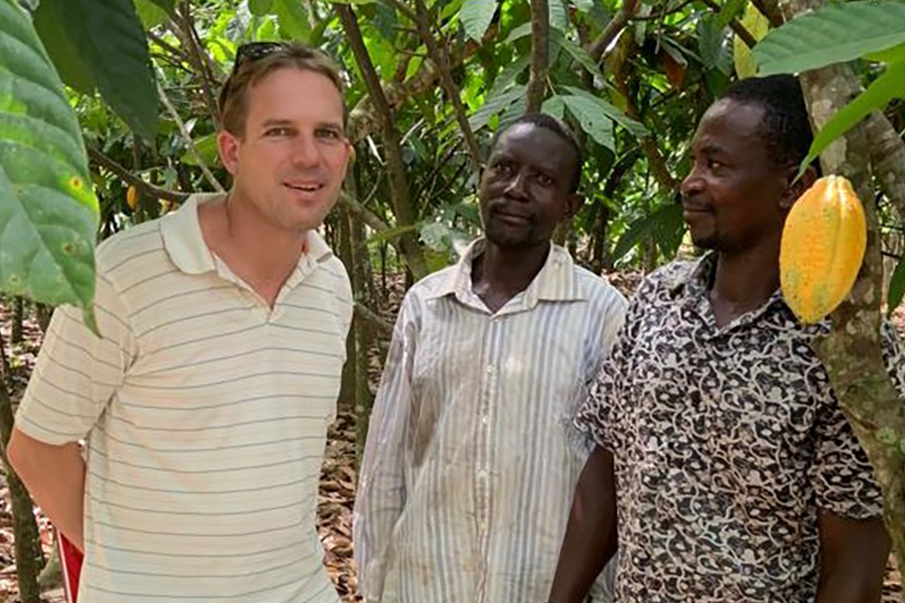瑞士永續可可平台執行主任Christian Robin與加納的可可豆種植者在一起。
